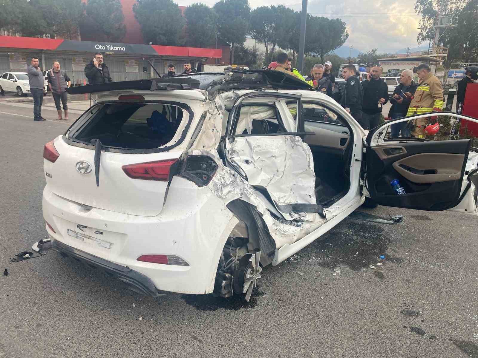 Turgutlu’da yolcu otobüsü ile otomobil çarpıştı: 3 yaralı
