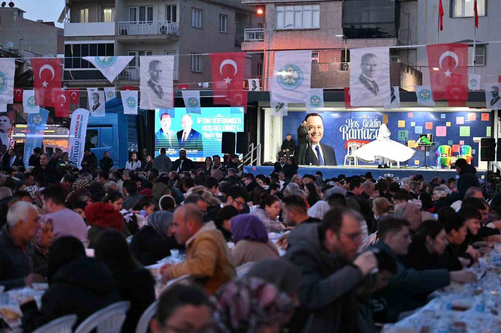 Turgutlu’da yüzlerce kişi iftar sofrasında buluştu
