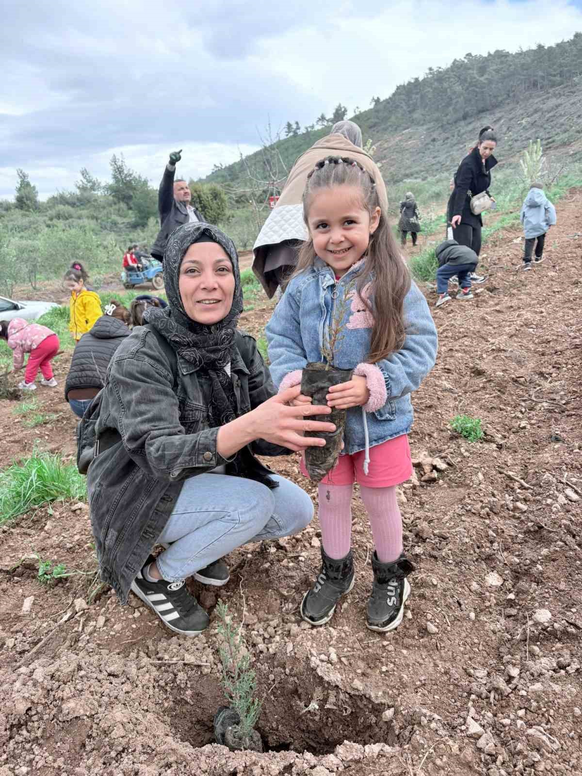 Turgutlulu minikler 250 fidanı toprakla buluşturdu
