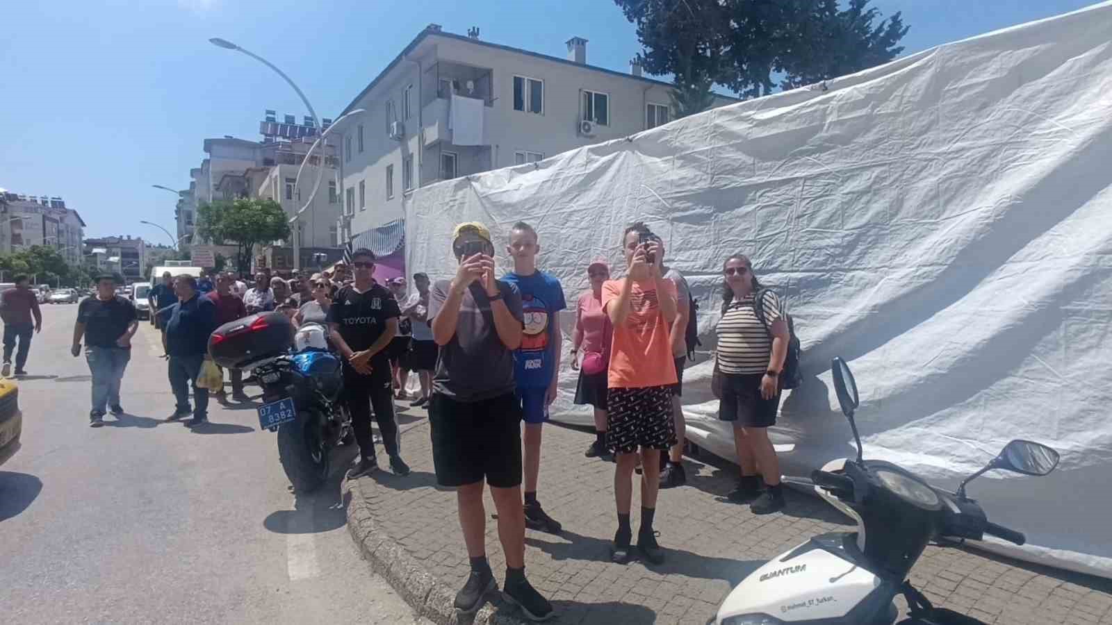 Turistler pazar alışverişini bırakıp yangın görüntüleme yarışına girdi
