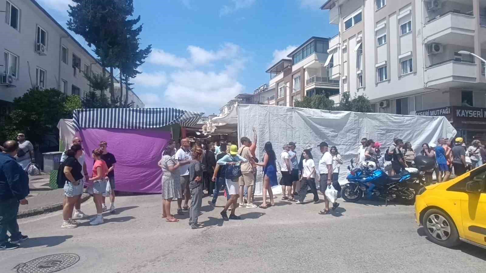 Turistler pazar alışverişini bırakıp yangın görüntüleme yarışına girdi
