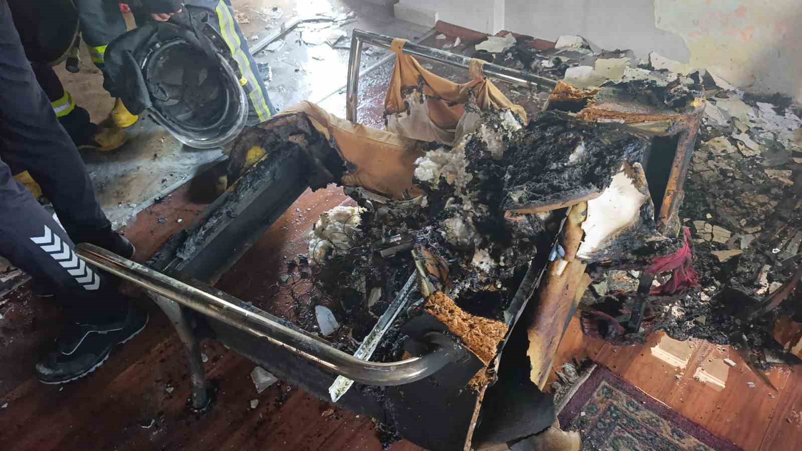 Turistler pazar alışverişini bırakıp yangın görüntüleme yarışına girdi
