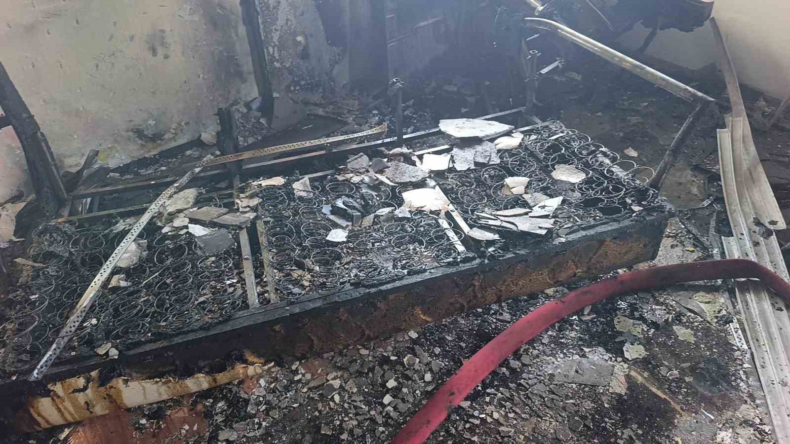 Turistler pazar alışverişini bırakıp yangın görüntüleme yarışına girdi
