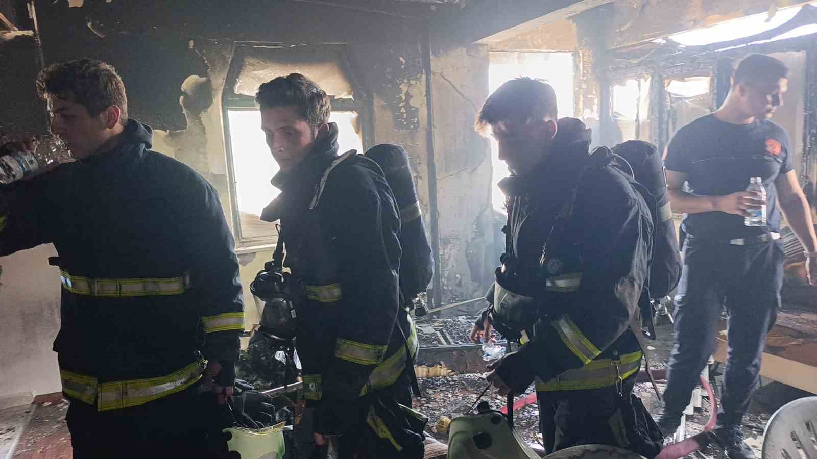 Turistler pazar alışverişini bırakıp yangın görüntüleme yarışına girdi
