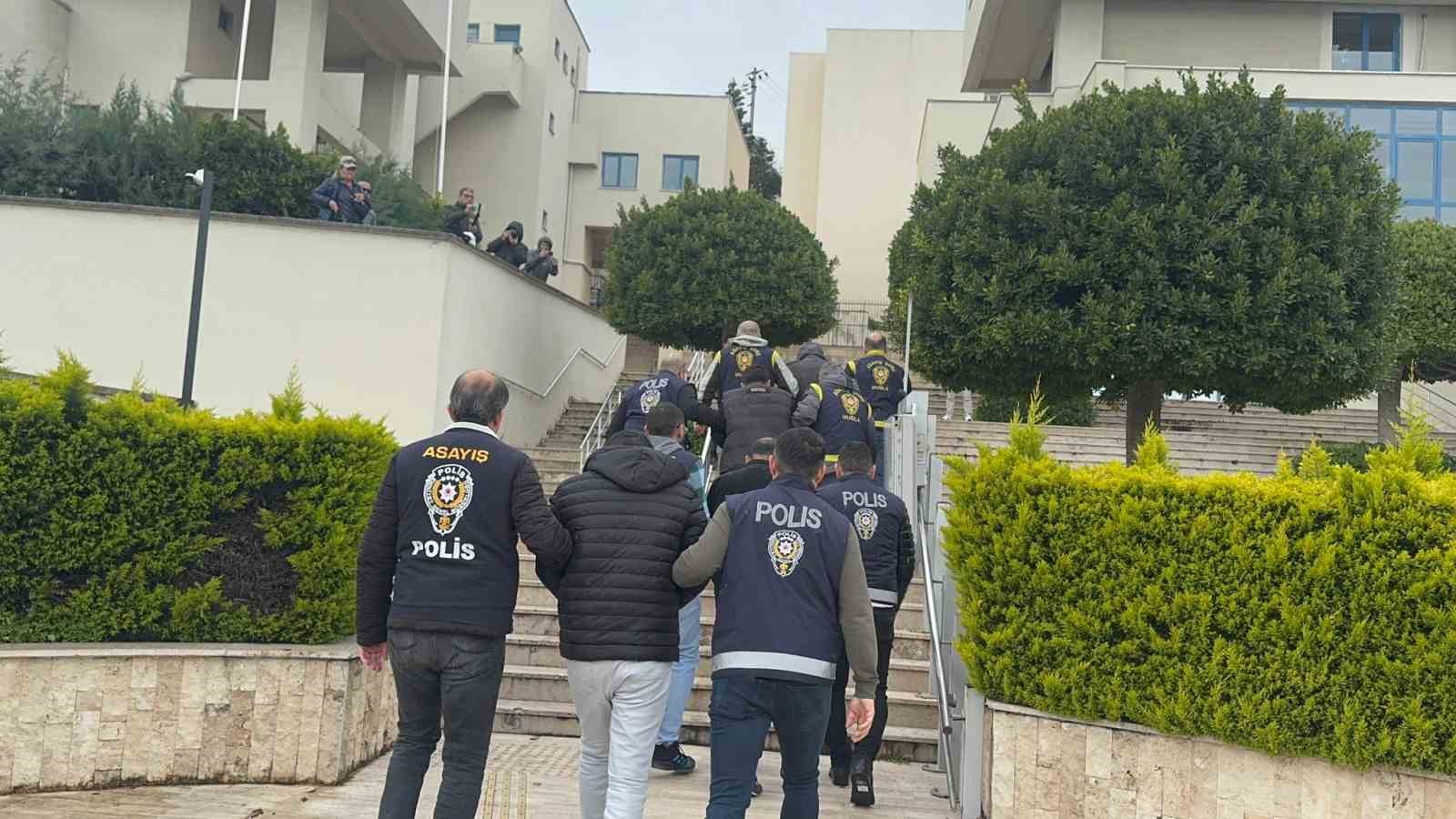 Turistleri hedef alan dolandırıcılık şüphelileri adliyeye sevk edildi
