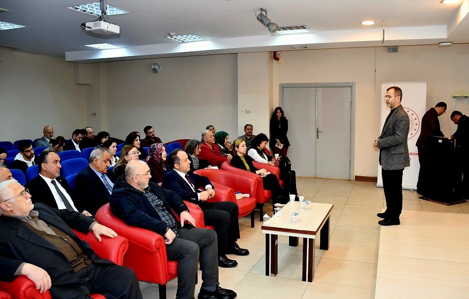 Turizm haftası etkinlikleri görüşüldü
Turizm haftası etkinlikleri görüşüldü