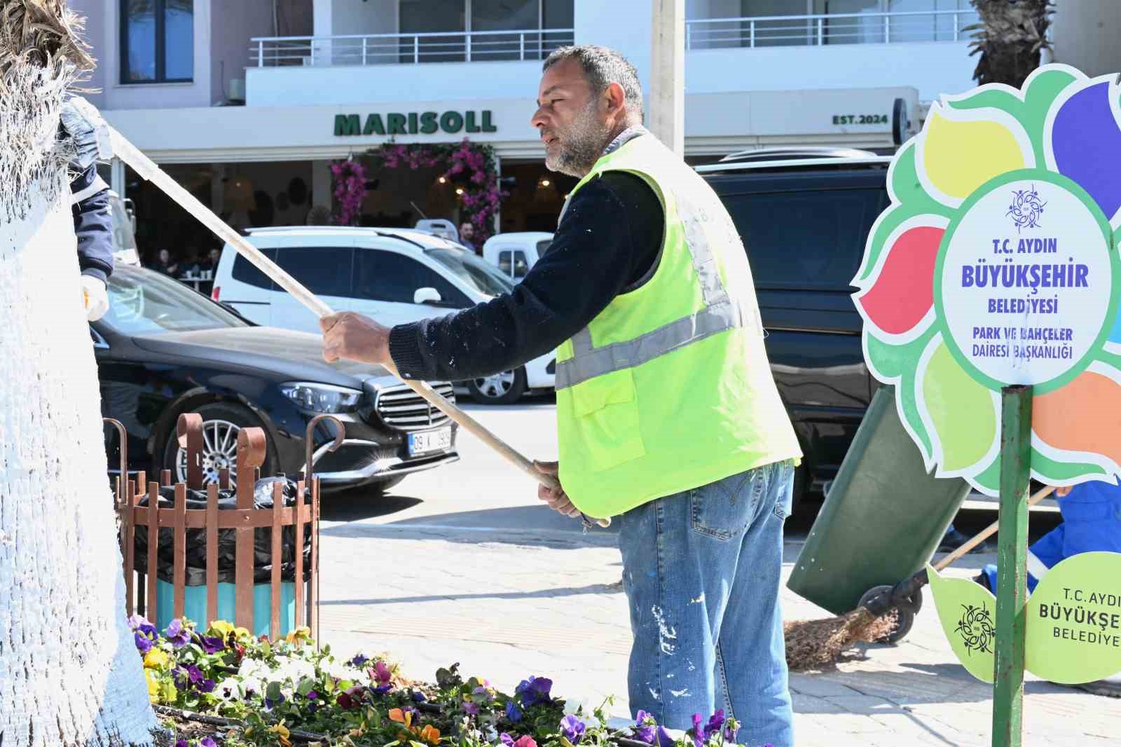 Turizm kenti Kuşadası, bayrama hazırlandı
