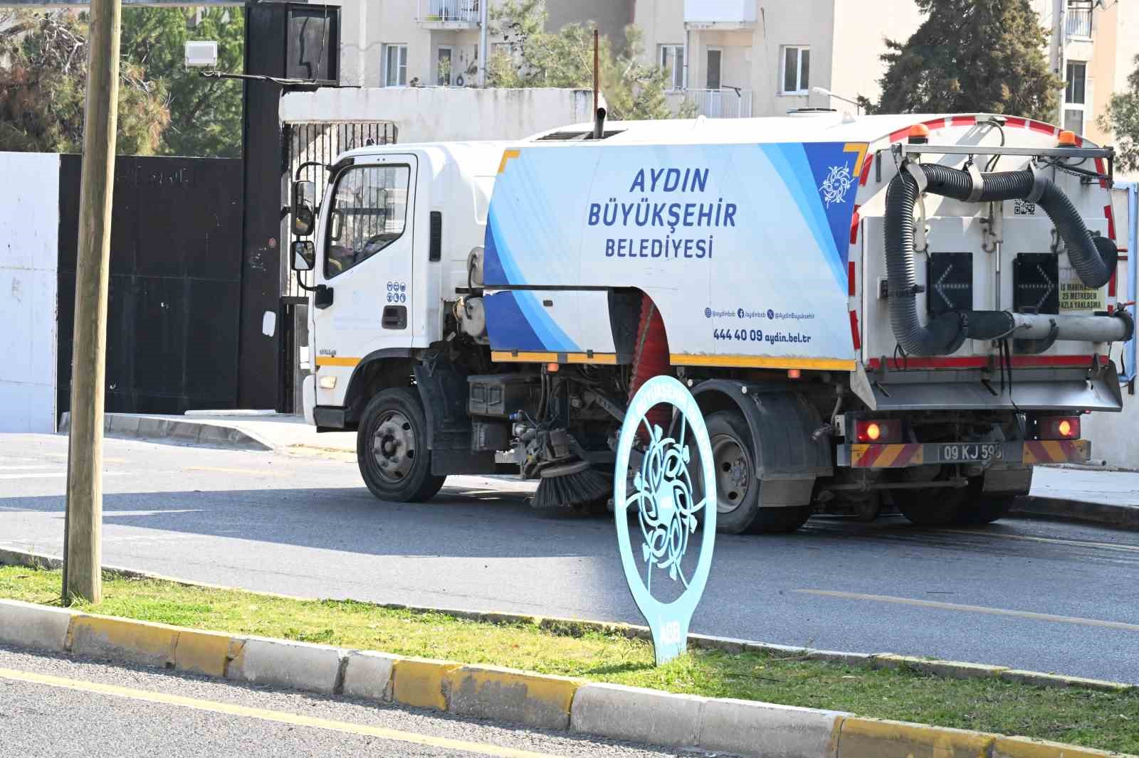 Turizm kenti Kuşadası, bayrama hazırlandı
