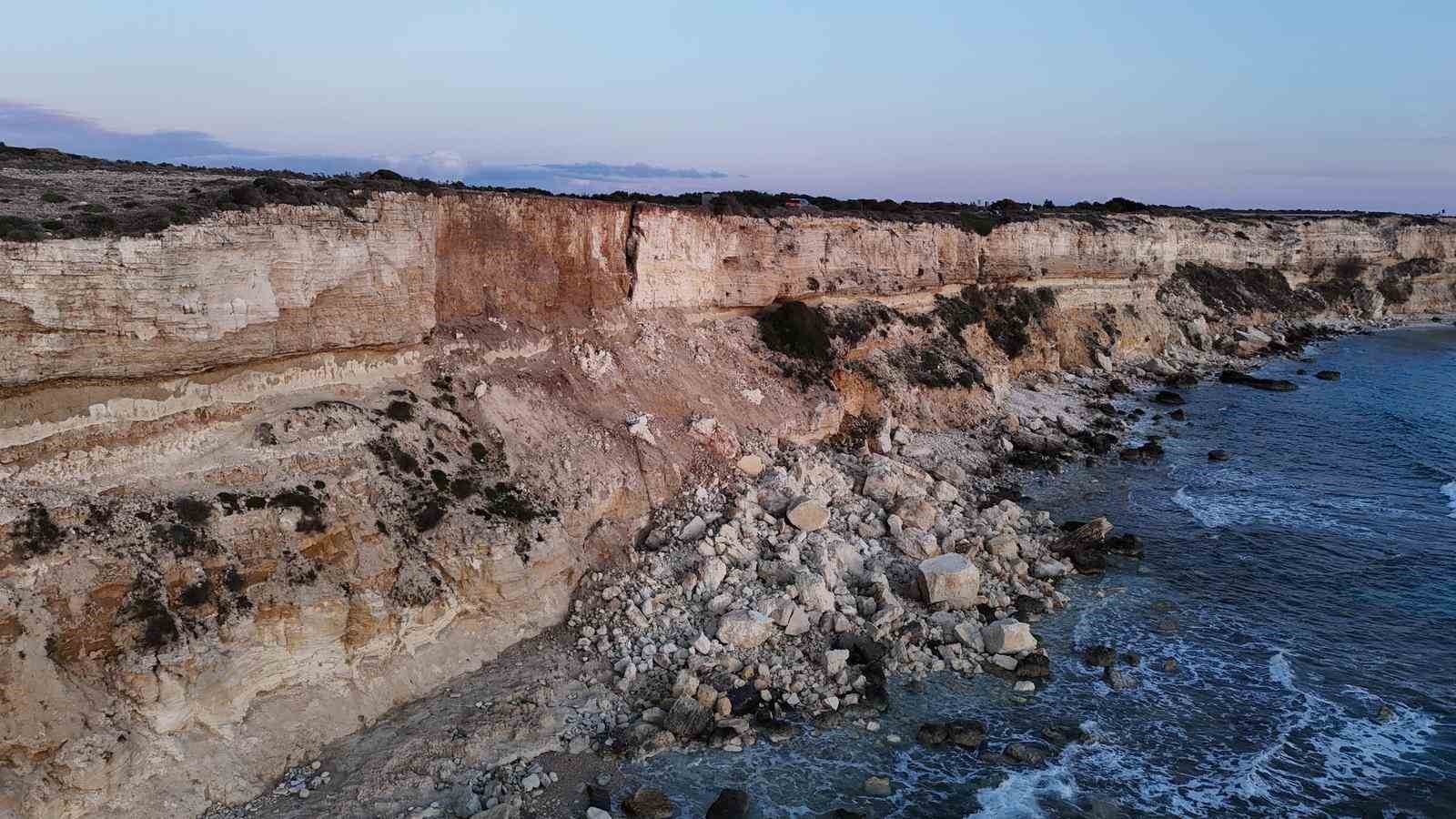 Turizm merkezi Bozcaada’daki Polente Burnu’nda göçük
