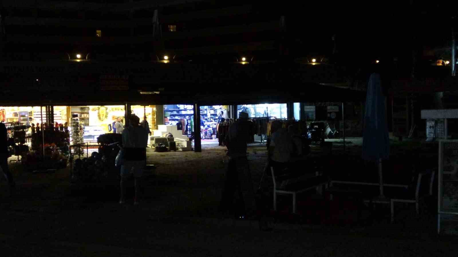 Turizm merkezinde esnafın karanlık yol sitemi
