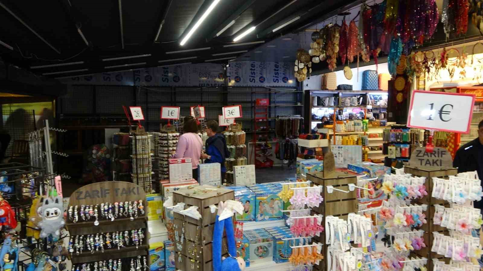 Turizm merkezinde esnafın karanlık yol sitemi
