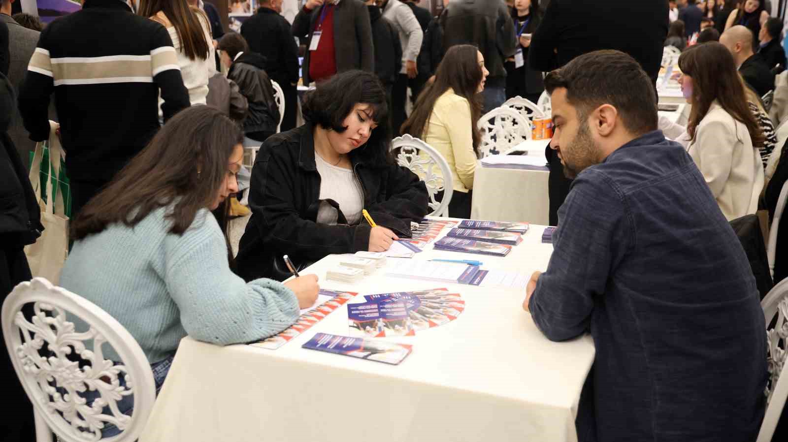 Turizm profesyonelleri öğrencilerle buluştu
Turizm profesyonelleri öğrencilerle buluştu