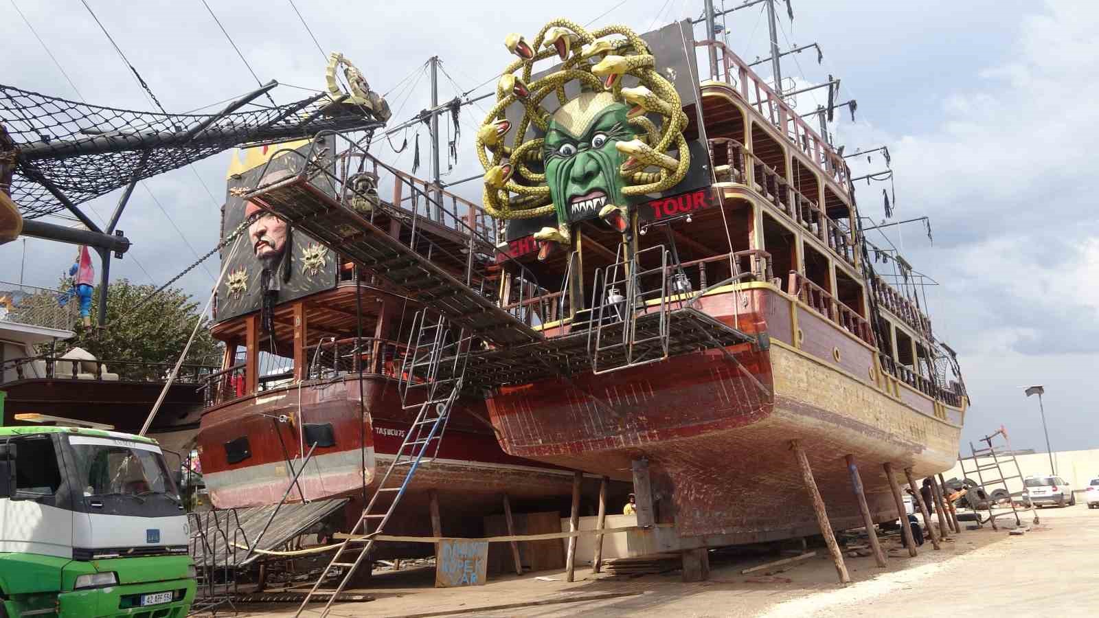 Turizm sezonu öncesi gezi tekneleri bakıma alındı
