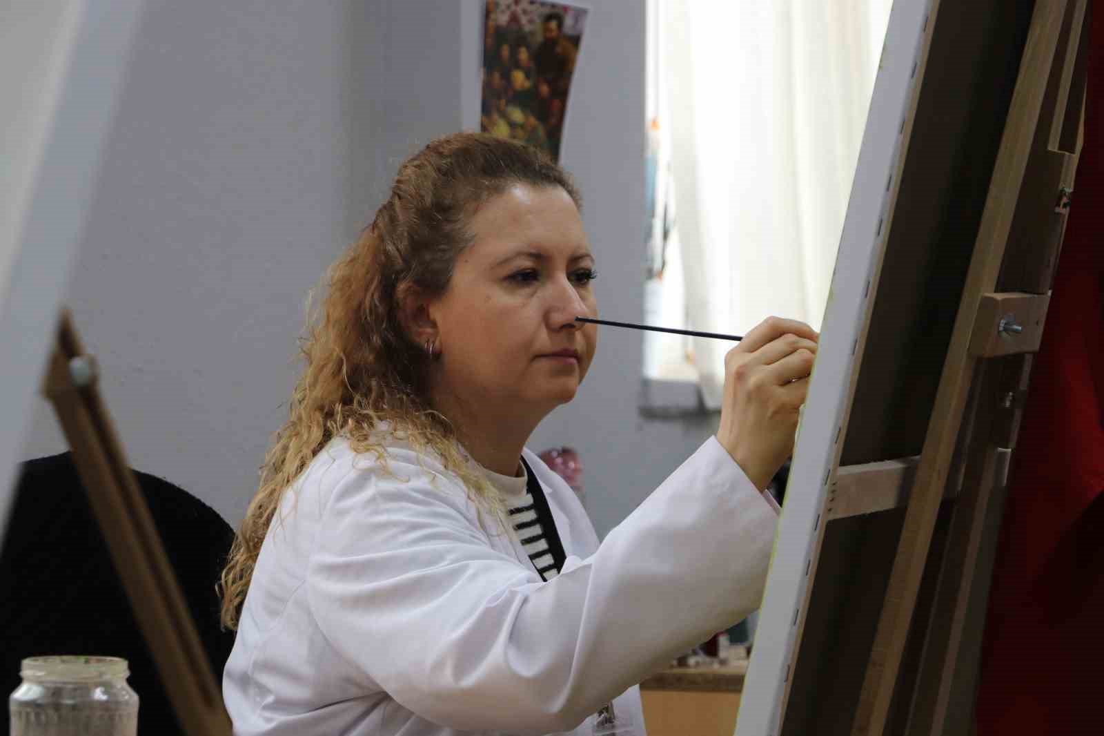 Türk aile yapısı yağlı boya tablolarıyla ölümsüzleşiyor
Türk aile yapısı yağlı boya tablolarıyla ölümsüzleşiyor