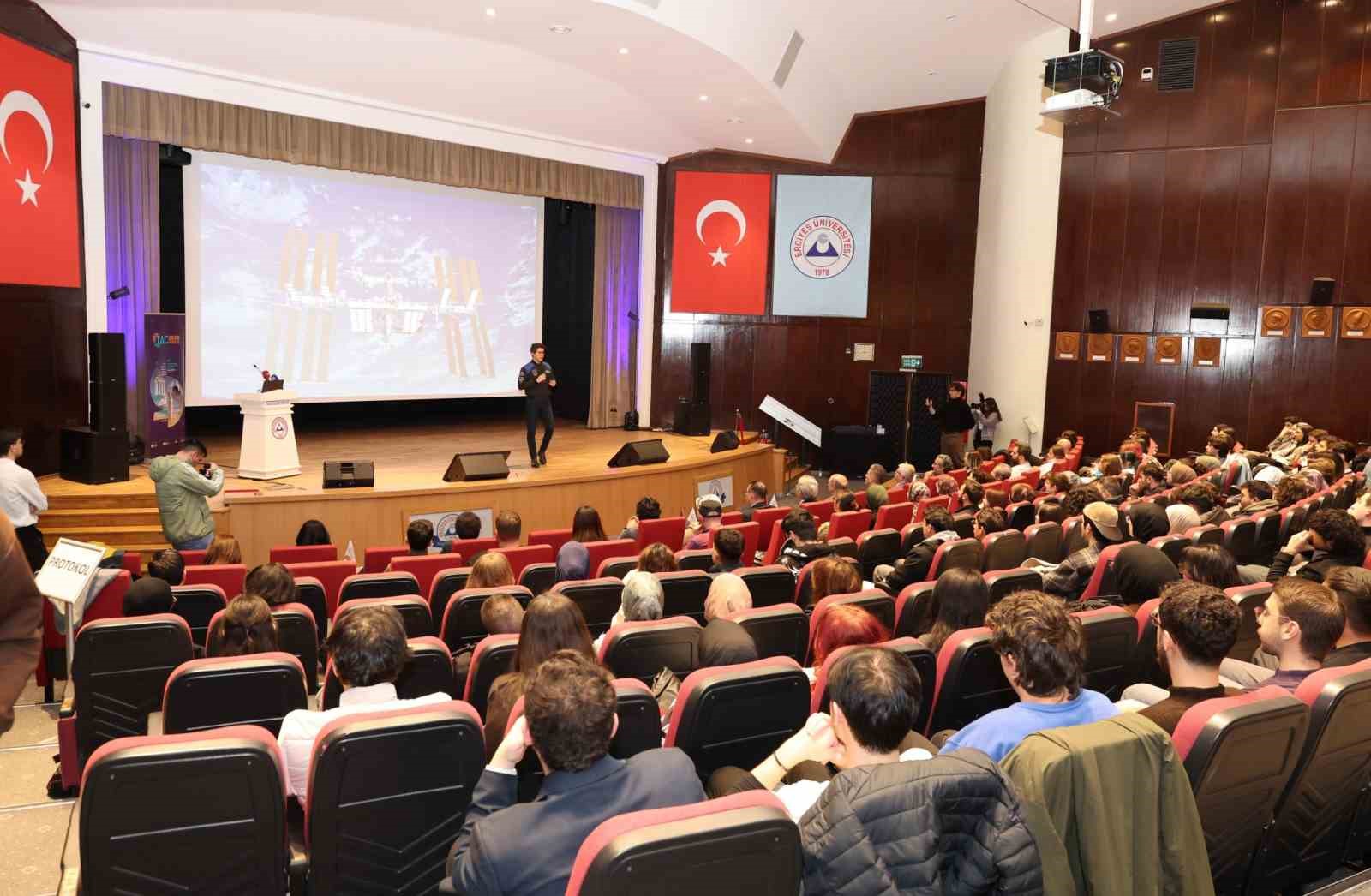 Türk Astronot Tuva Cihangir Atasever, ERÜ öğrencileri ile bir araya geldi
Türk Astronot Tuva Cihangir Atasever, ERÜ öğrencileri ile bir araya geldi