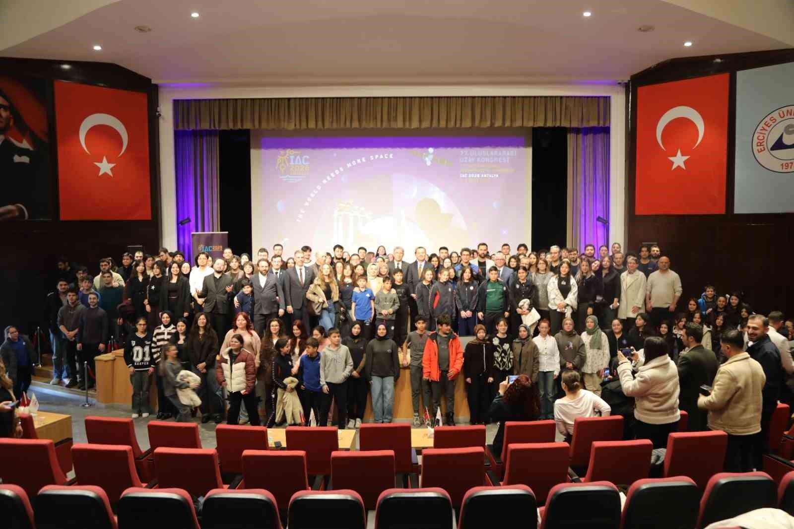 Türk Astronot Tuva Cihangir Atasever, ERÜ öğrencileri ile bir araya geldi
Türk Astronot Tuva Cihangir Atasever, ERÜ öğrencileri ile bir araya geldi