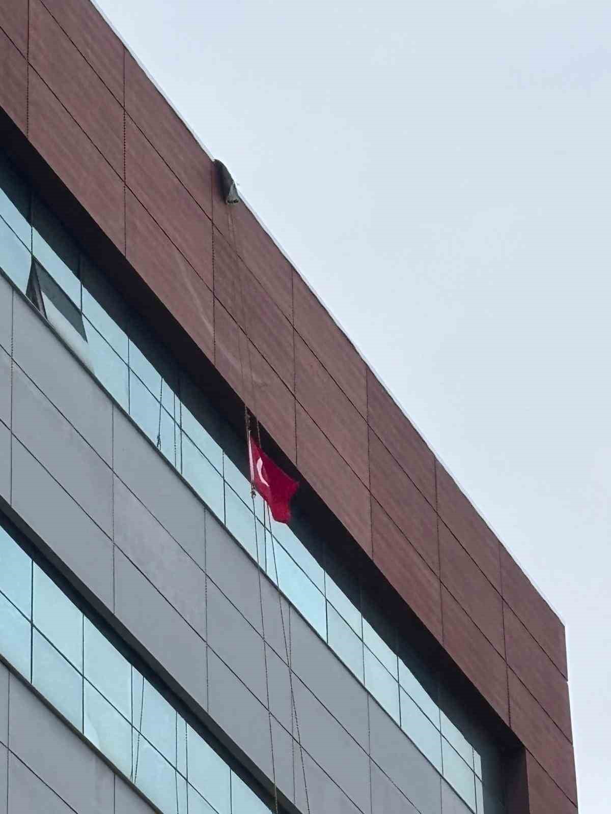 Türk bayrağına saldırıya Aydın’dan tepki: 30 metreye tırmanıp zirveye astı
