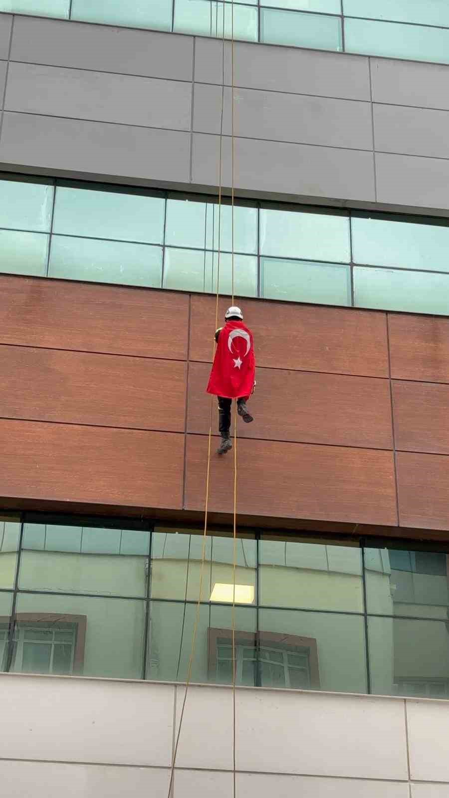 Türk bayrağına saldırıya Aydın’dan tepki: 30 metreye tırmanıp zirveye astı
