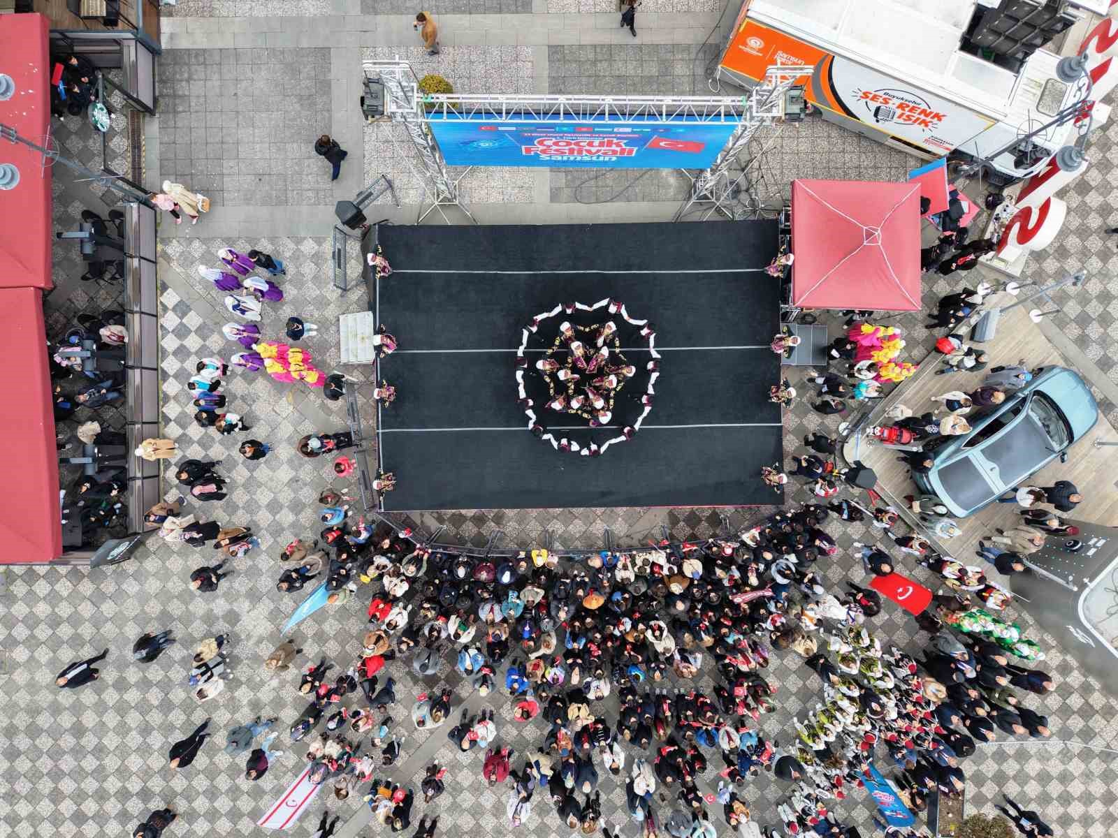 Türk dünyası çocukları, kültürlerini Samsun’da sergiledi
