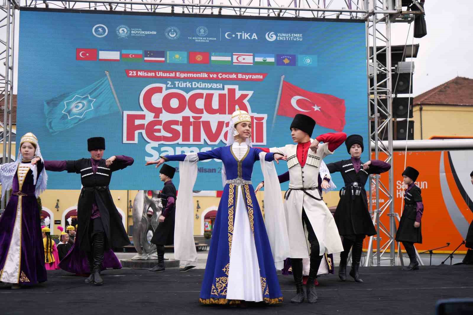 Türk dünyası çocukları, kültürlerini Samsun’da sergiledi
