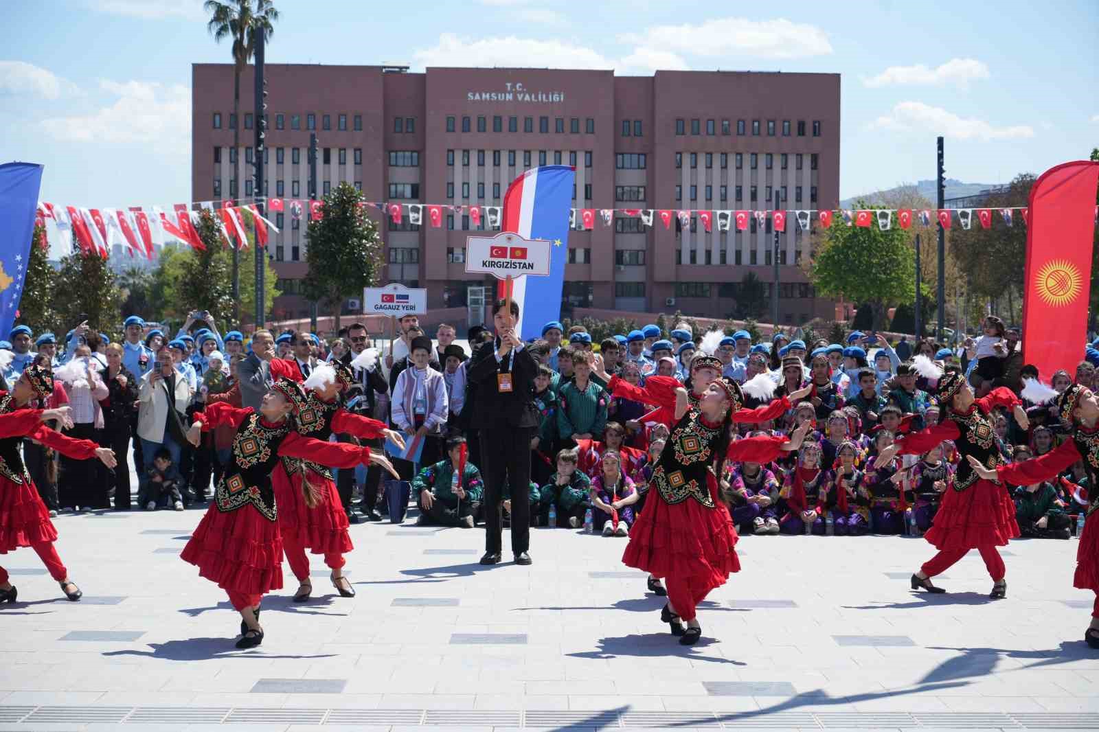 Türk dünyasının çocukları Samsun’u renklendirdi
