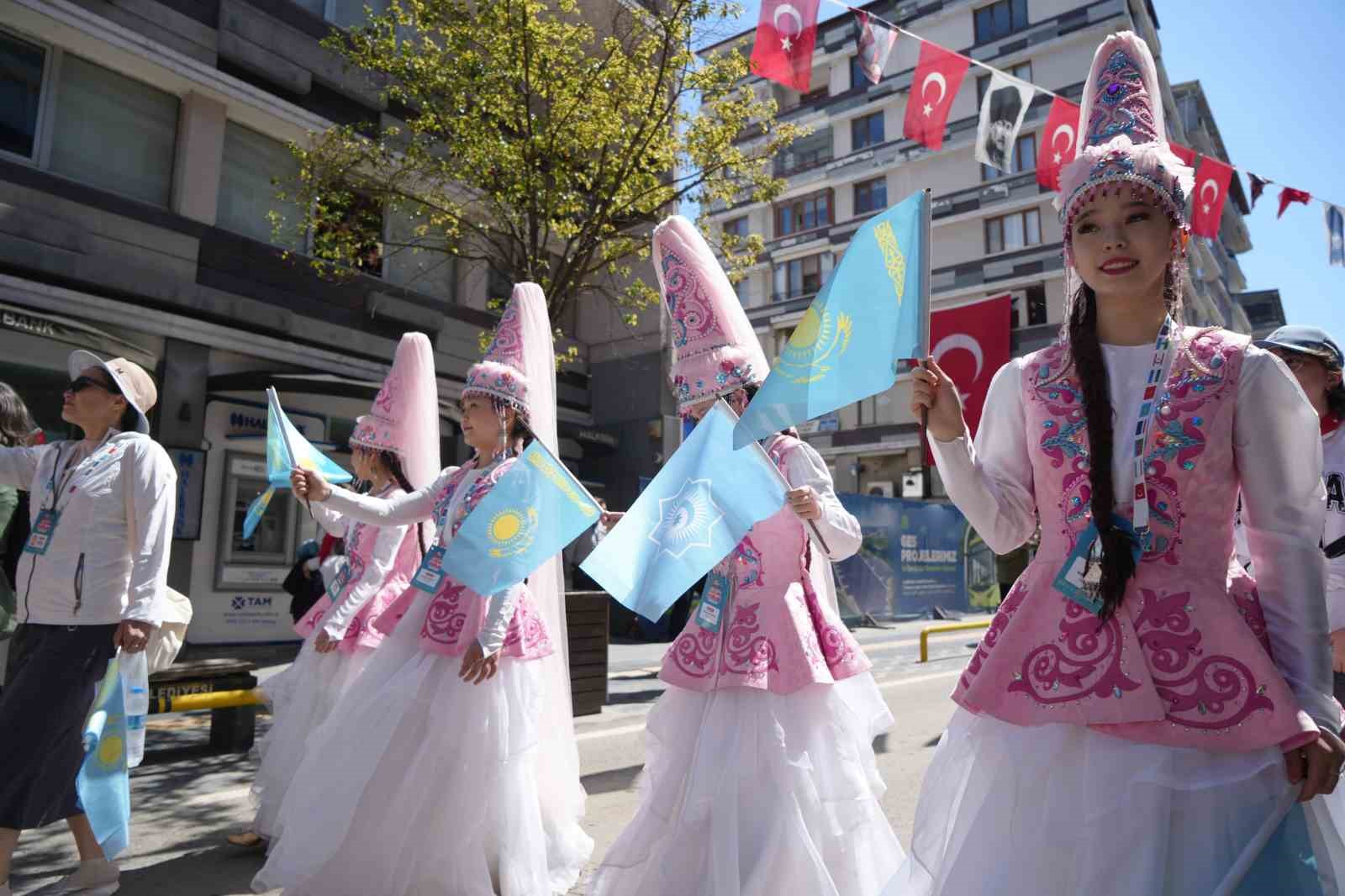 Türk dünyasının çocukları Samsun’u renklendirdi
