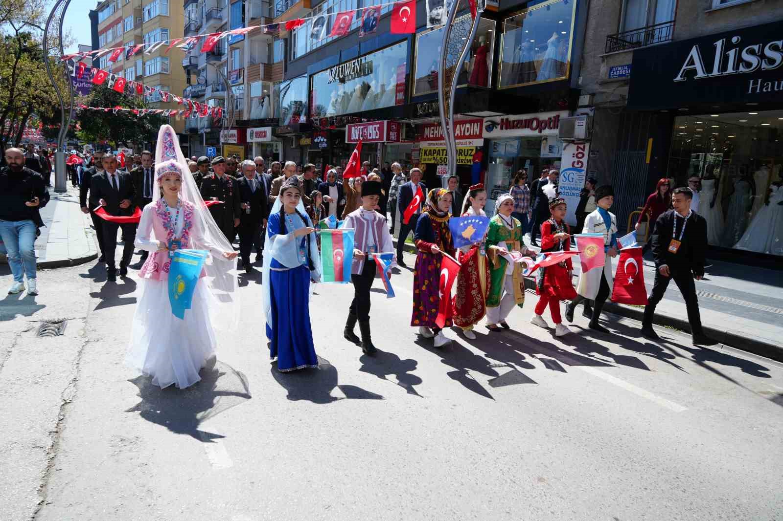 Türk dünyasının çocukları Samsun’u renklendirdi

