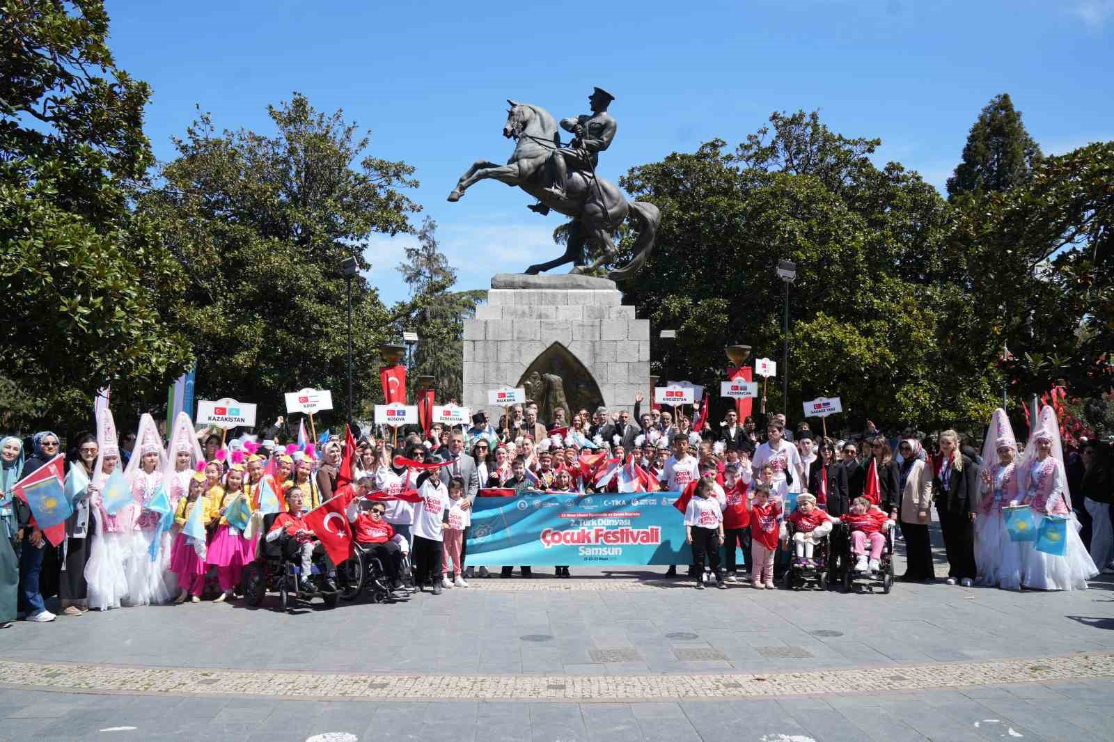 Türk dünyasının çocukları Samsun’u renklendirdi
