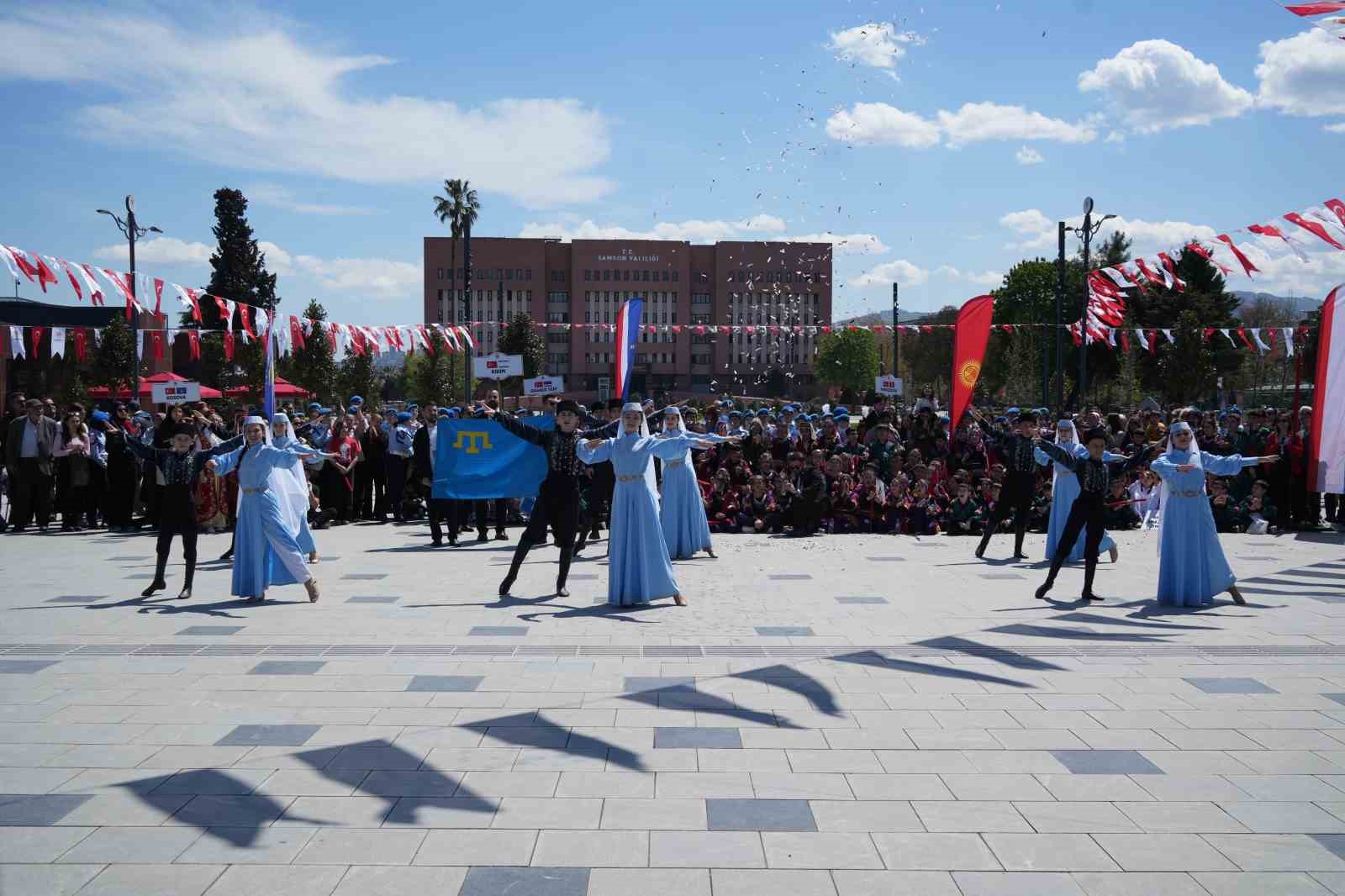 Türk dünyasının çocukları Samsun’u renklendirdi
