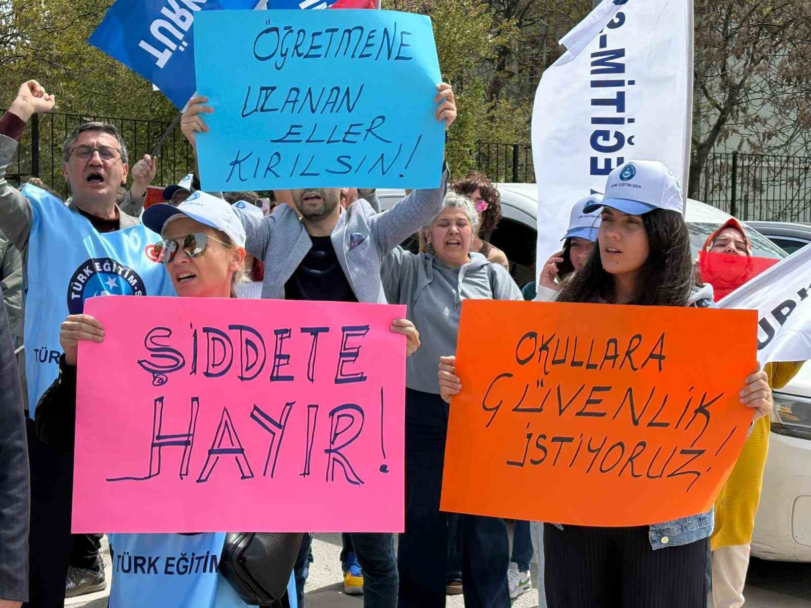 Türk Eğitim-Sen’den okullarda şiddete tepki
Türk Eğitim-Sen’den okullarda şiddete tepki