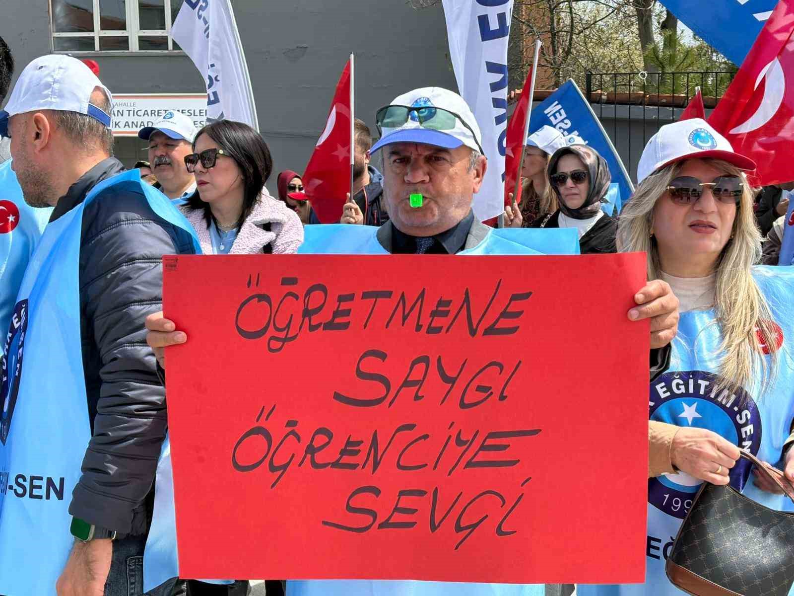 Türk Eğitim-Sen’den okullarda şiddete tepki
Türk Eğitim-Sen’den okullarda şiddete tepki