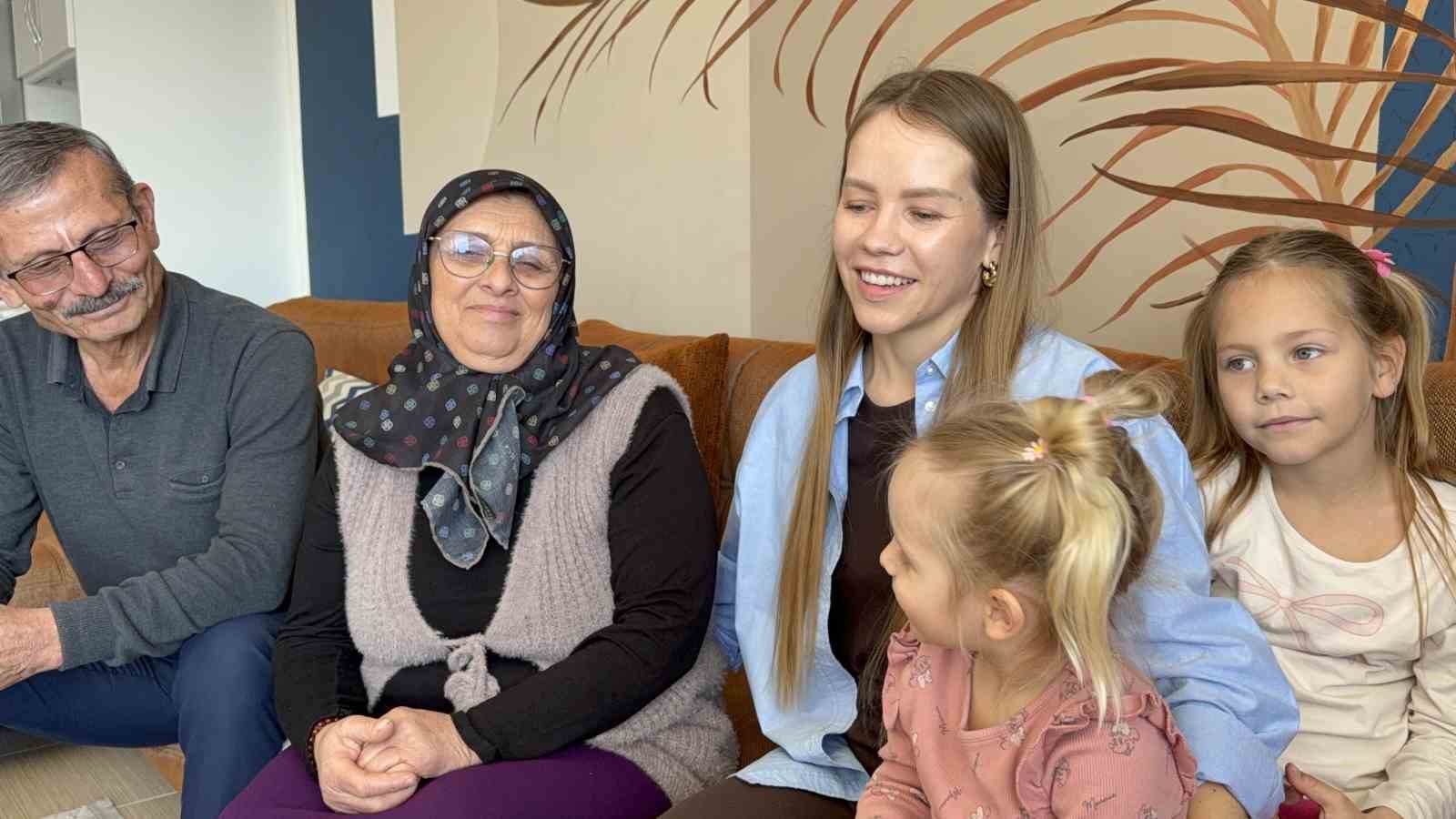 Türk eşinin babaannesine abdest aldırıp seccadesini serdi, 11 milyon izlenip gönüllerin gelini oldu
