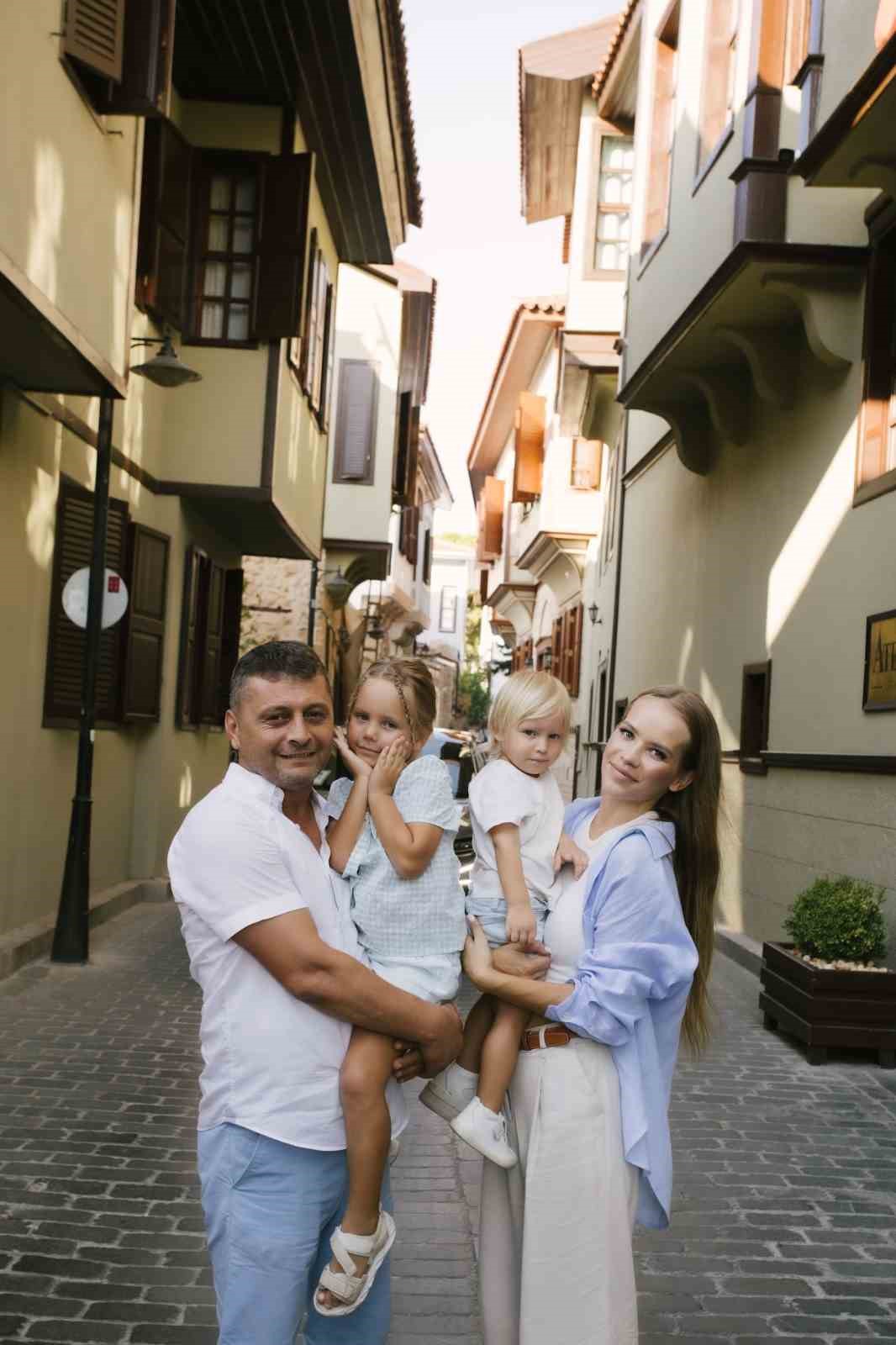 Türk eşinin babaannesine abdest aldırıp seccadesini serdi, 11 milyon izlenip gönüllerin gelini oldu
