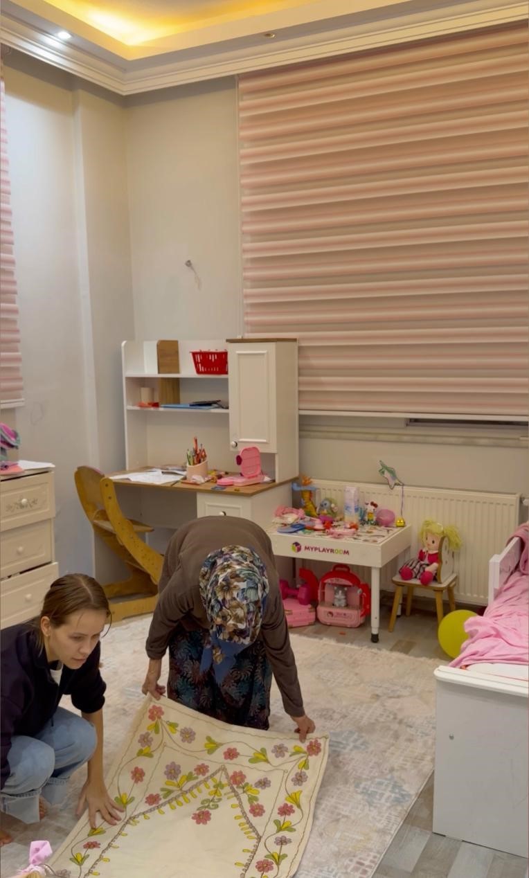 Türk eşinin babaannesine abdest aldırıp seccadesini serdi, 11 milyon izlenip gönüllerin gelini oldu
