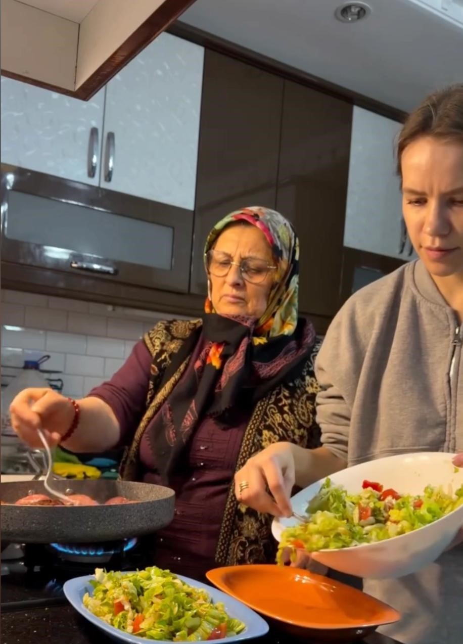 Türk eşinin babaannesine abdest aldırıp seccadesini serdi, 11 milyon izlenip gönüllerin gelini oldu
