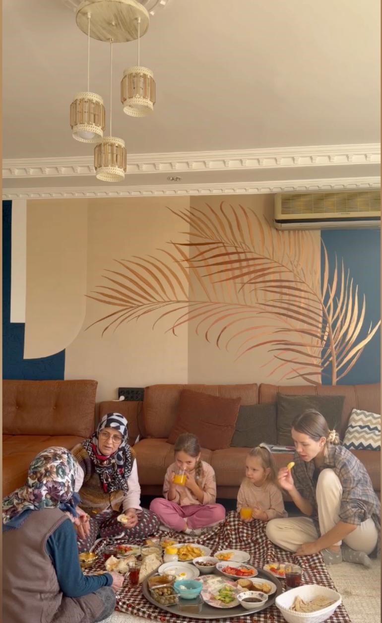 Türk eşinin babaannesine abdest aldırıp seccadesini serdi, 11 milyon izlenip gönüllerin gelini oldu
