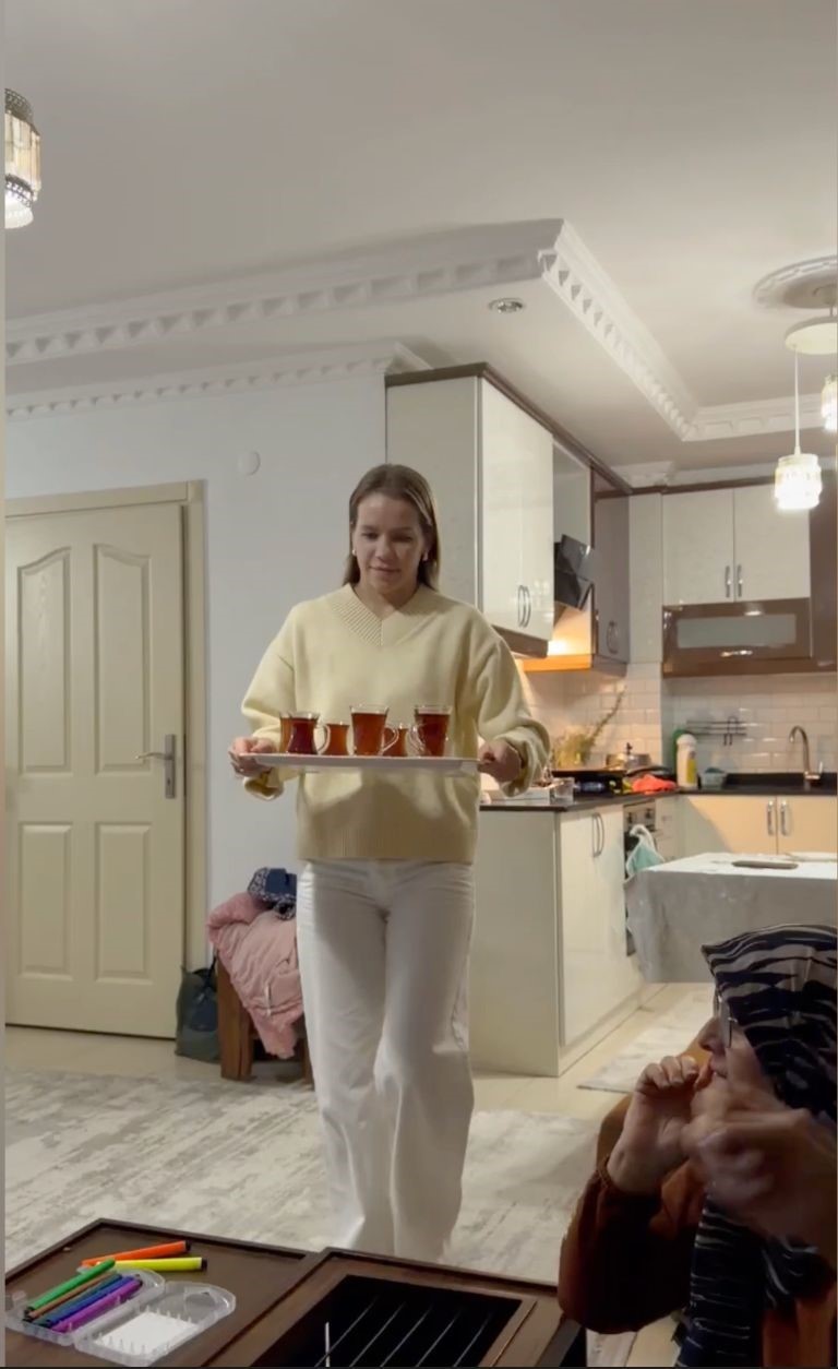 Türk eşinin babaannesine abdest aldırıp seccadesini serdi, 11 milyon izlenip gönüllerin gelini oldu
