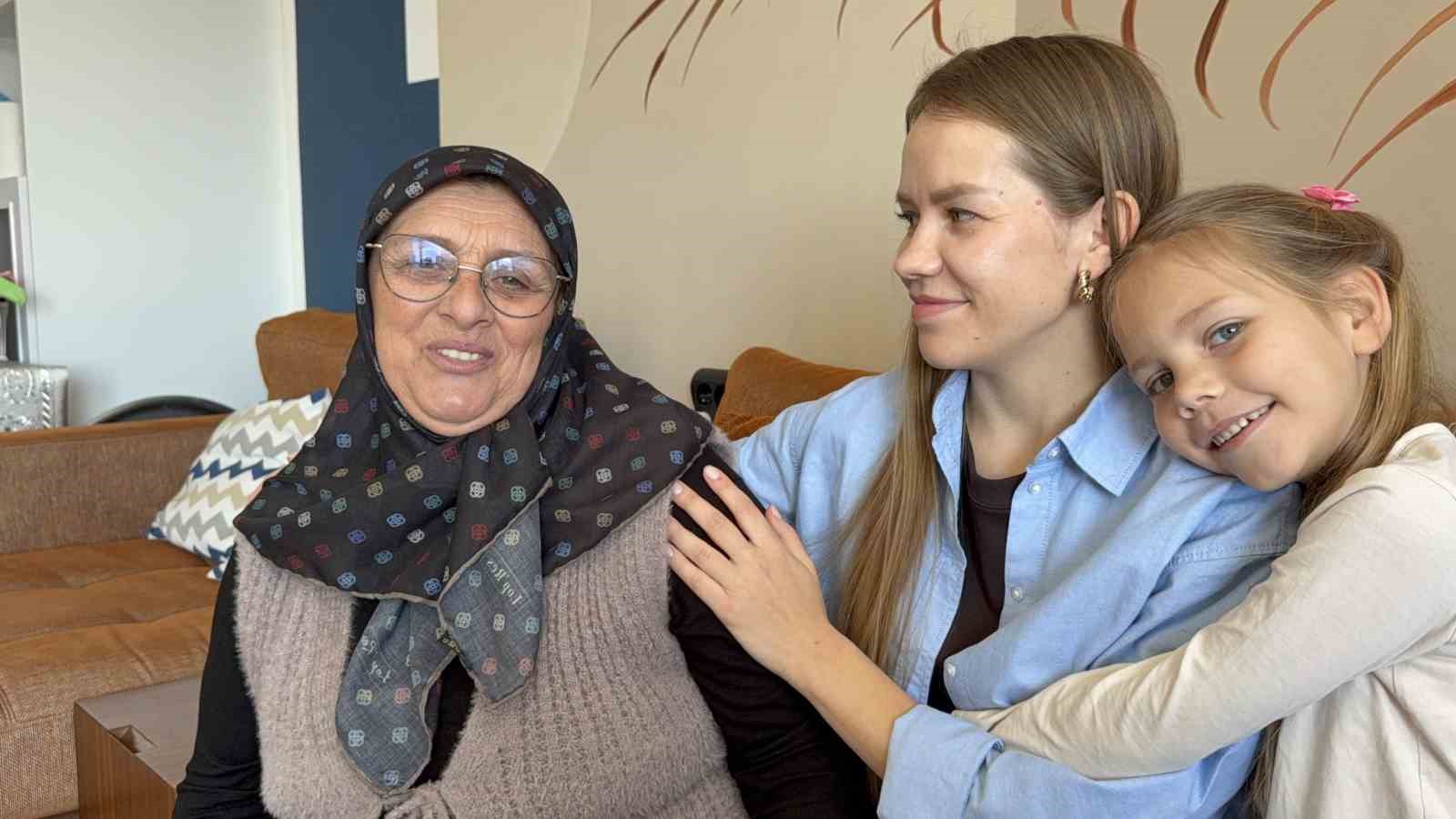 Türk eşinin babaannesine abdest aldırıp seccadesini serdi, 11 milyon izlenip gönüllerin gelini oldu
