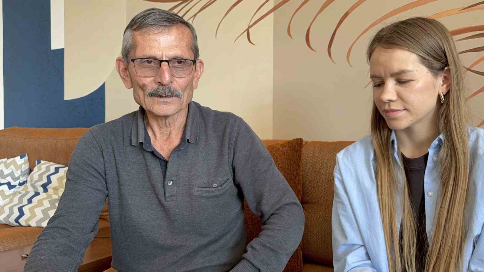 Türk eşinin babaannesine abdest aldırıp seccadesini serdi, 11 milyon izlenip gönüllerin gelini oldu
