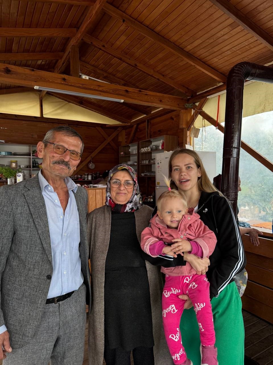 Türk eşinin babaannesine abdest aldırıp seccadesini serdi, 11 milyon izlenip gönüllerin gelini oldu
