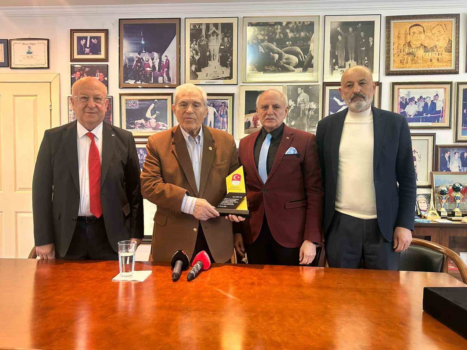 Türk güreşinin önemli ismi Ahmet Ayık’a anlamlı ödül
Türk güreşinin önemli ismi Ahmet Ayık’a anlamlı ödül