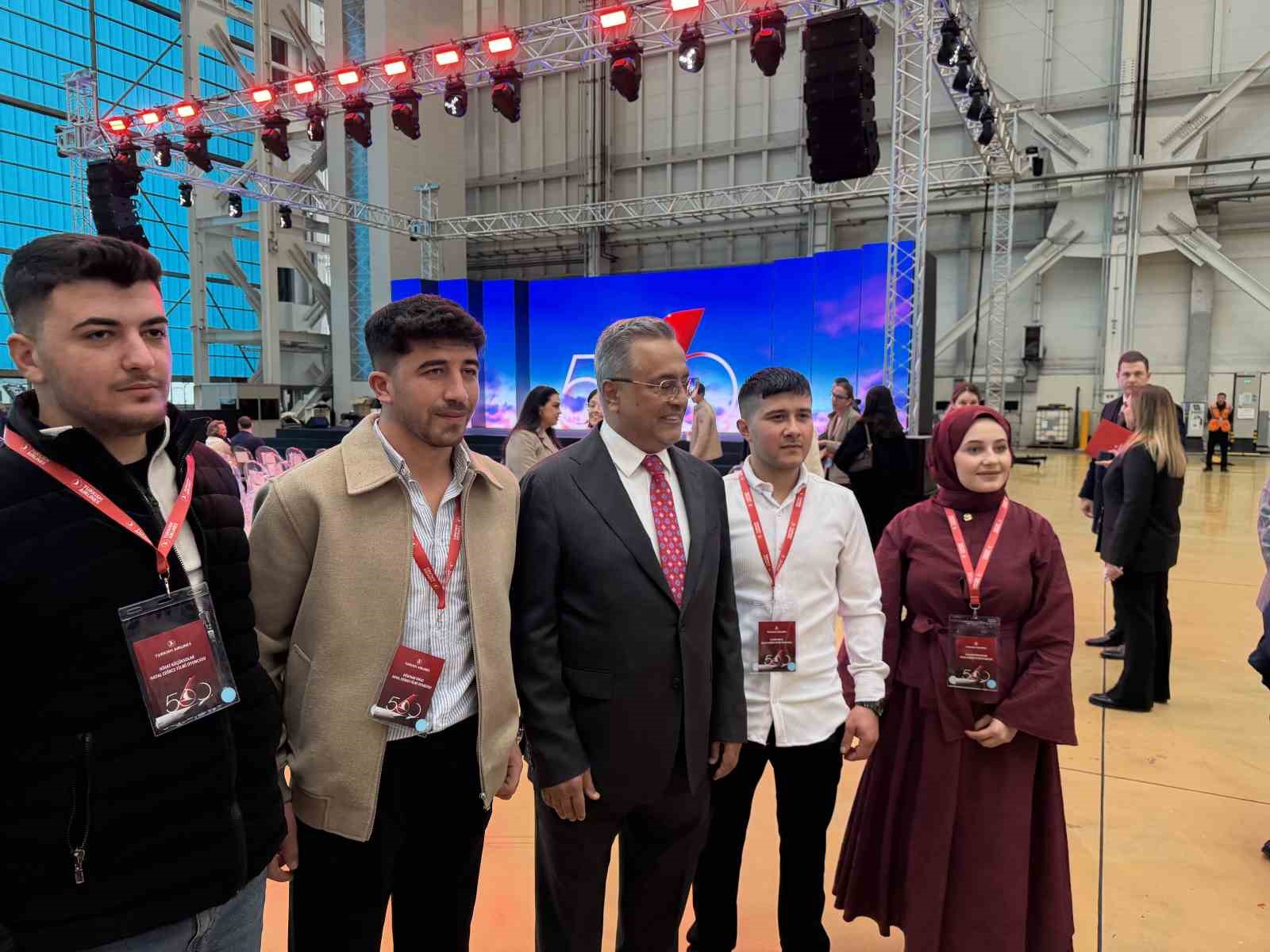 Türk Hava Yolları 100 bin çalışanının fotoğrafıyla giydirdiği 500. uçağını tanıttı
