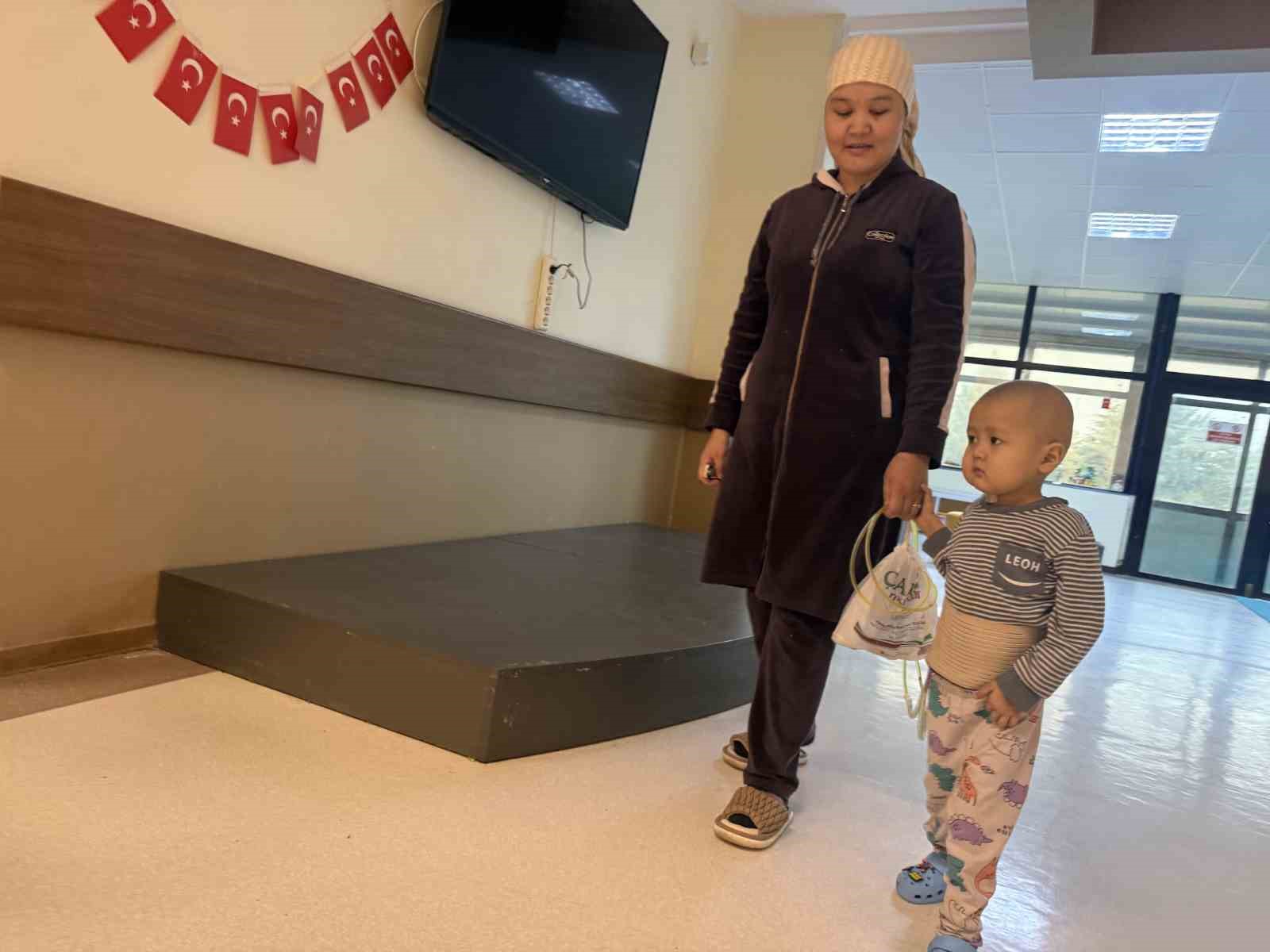 Türk kadın hekimin karaciğer nakliyle 3 yaşındaki Nuryiğit hayata tutundu
