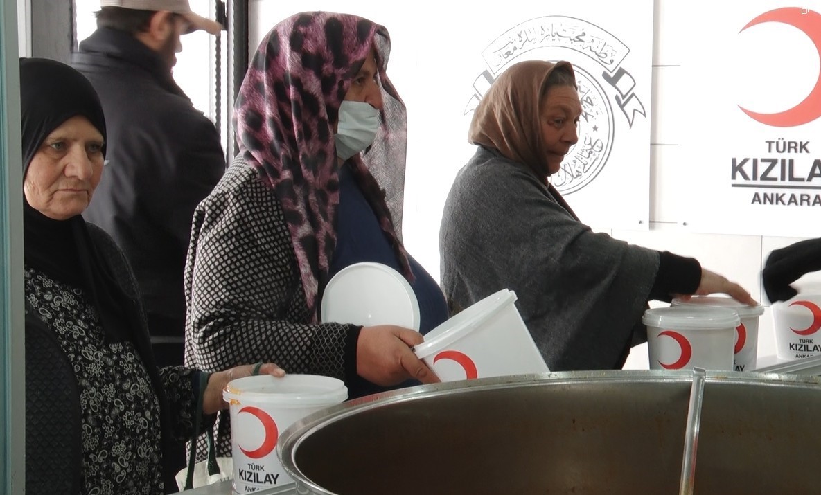 Türk Kızılay Başkanı Yılmaz: "Göç olasılığına karşı, geçici beslenme ihtiyacına karşı bütün hazırlıklarımız tamam"
Türk Kızılay Başkanı Yılmaz: "Göç olasılığına karşı, geçici beslenme ihtiyacına karşı bütün hazırlıklarımız tamam"