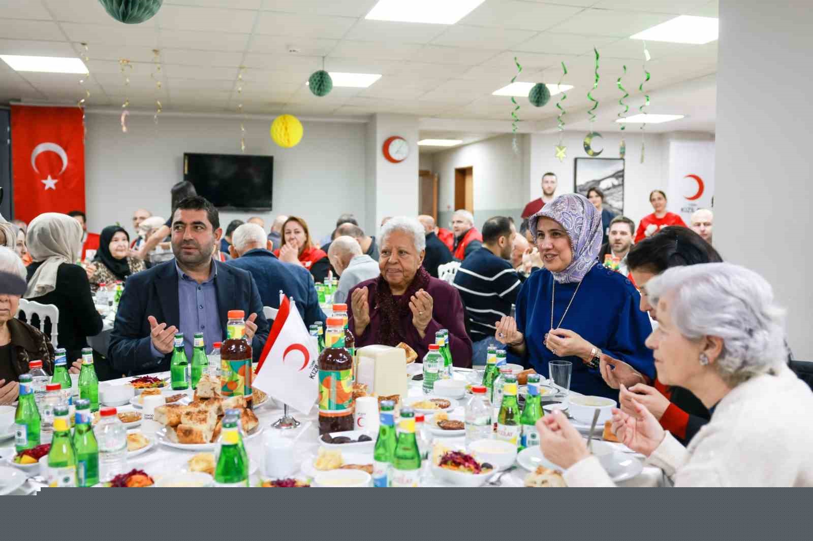 Türk Kızılay, huzurevi sakinleriyle iftarda buluştu
