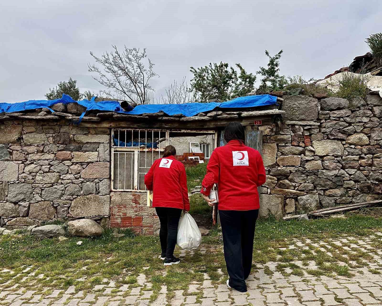 Türk Kızılay Manisa, 3 mahallede gıda kolisi dağıttı
