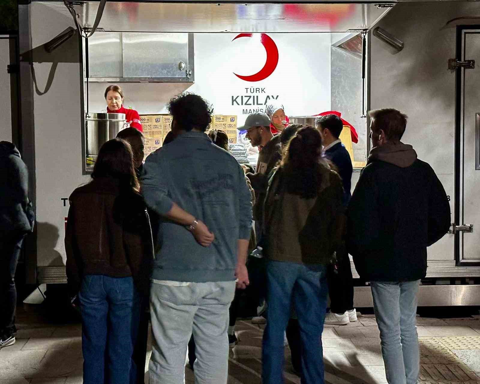 Türk Kızılay Manisa’dan öğrencilere 5 bin kişilik ikramlık
