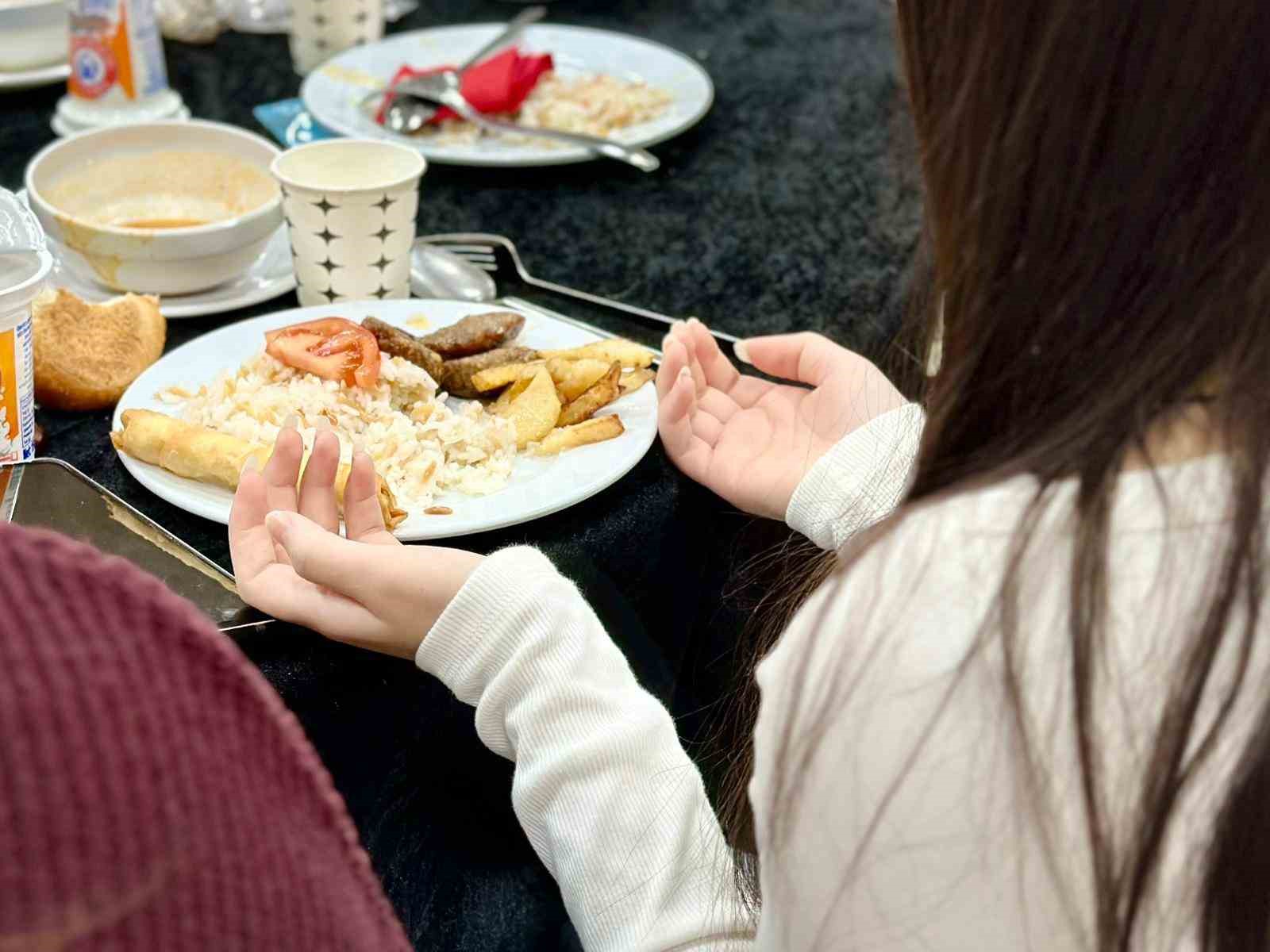 Türk Kızılay Manisa’dan, yetimler için özel iftar
