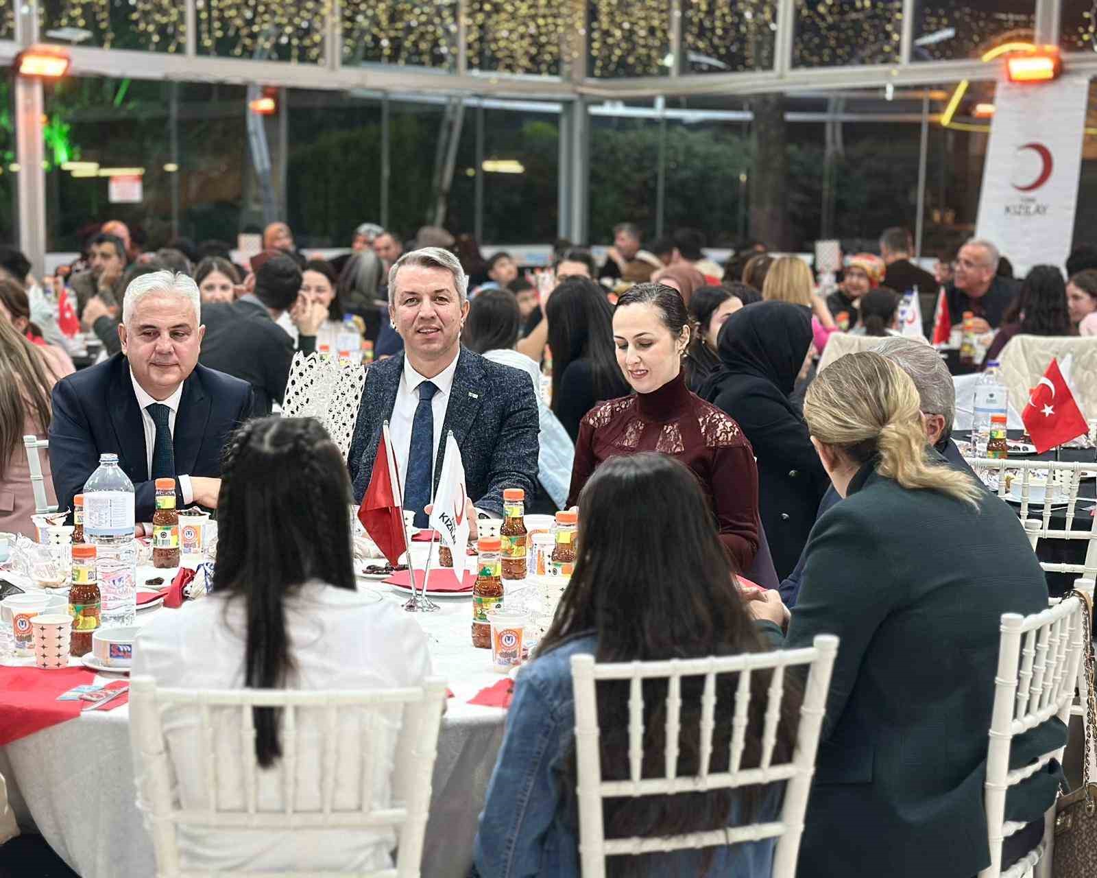 Türk Kızılay Manisa’dan, yetimler için özel iftar
