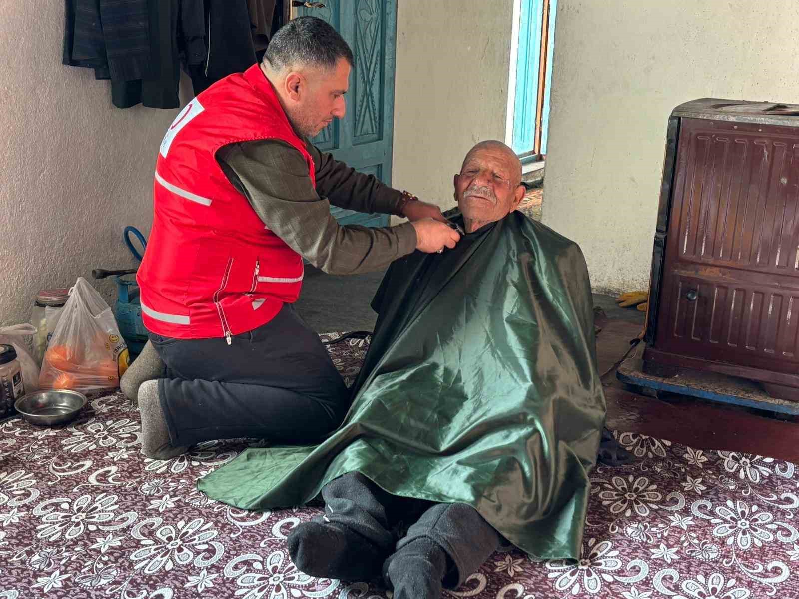 Türk Kızılay Muradiye Şube başkanından yaşlılara kuaför hizmeti
